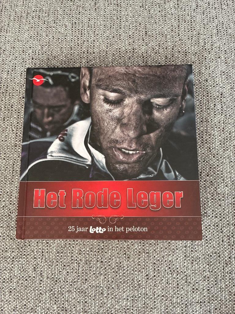 Het Rode Leger: 25 jaar Lotto in het peloton, Ophalen of Verzenden, Zo goed als nieuw, Lopen en Fietsen