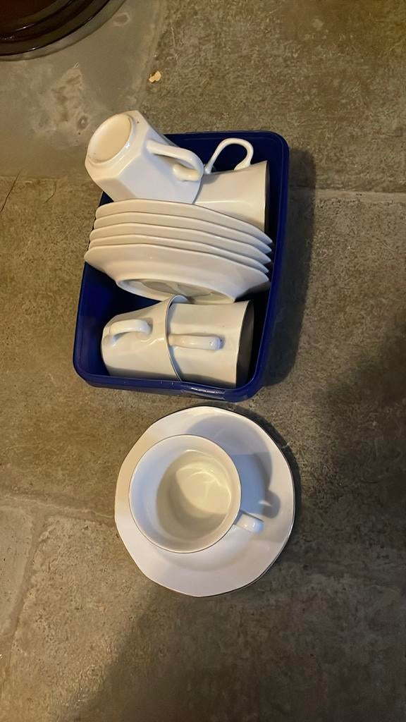 Witte kopjes en onderbordjes met gouden randje, Ophalen