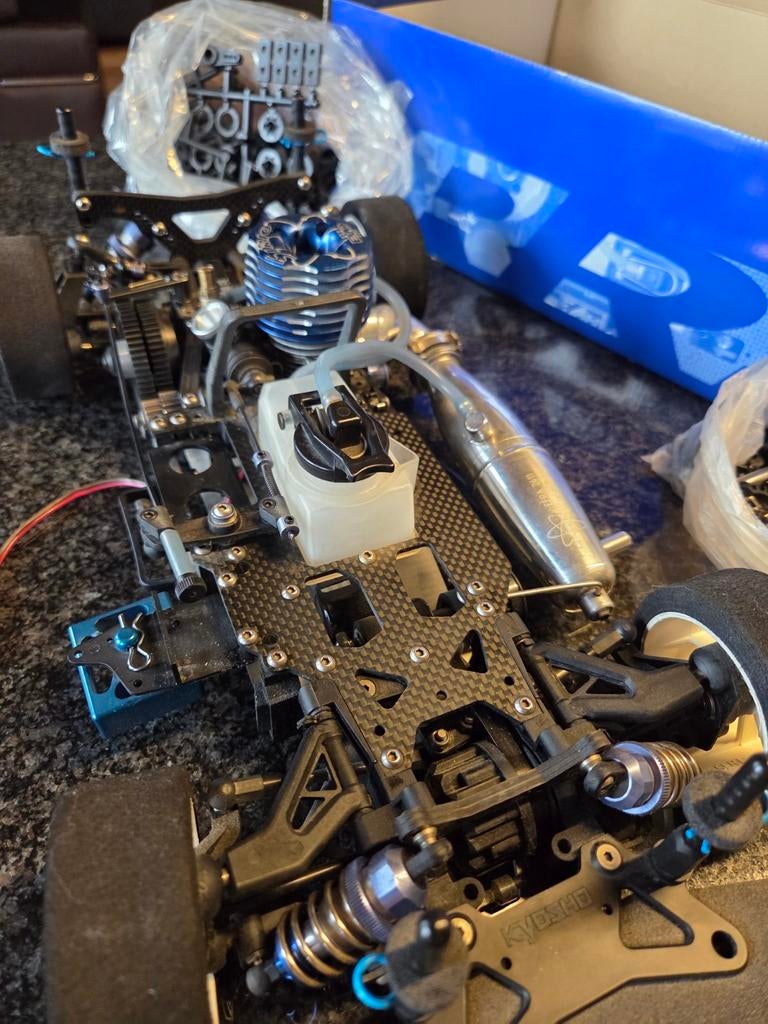 Kyosho V-One RRR + SIRIO EVO III-motor + carbonkit, Benzine, Ophalen of Verzenden, Zo goed als nieuw, Schaal 1:10