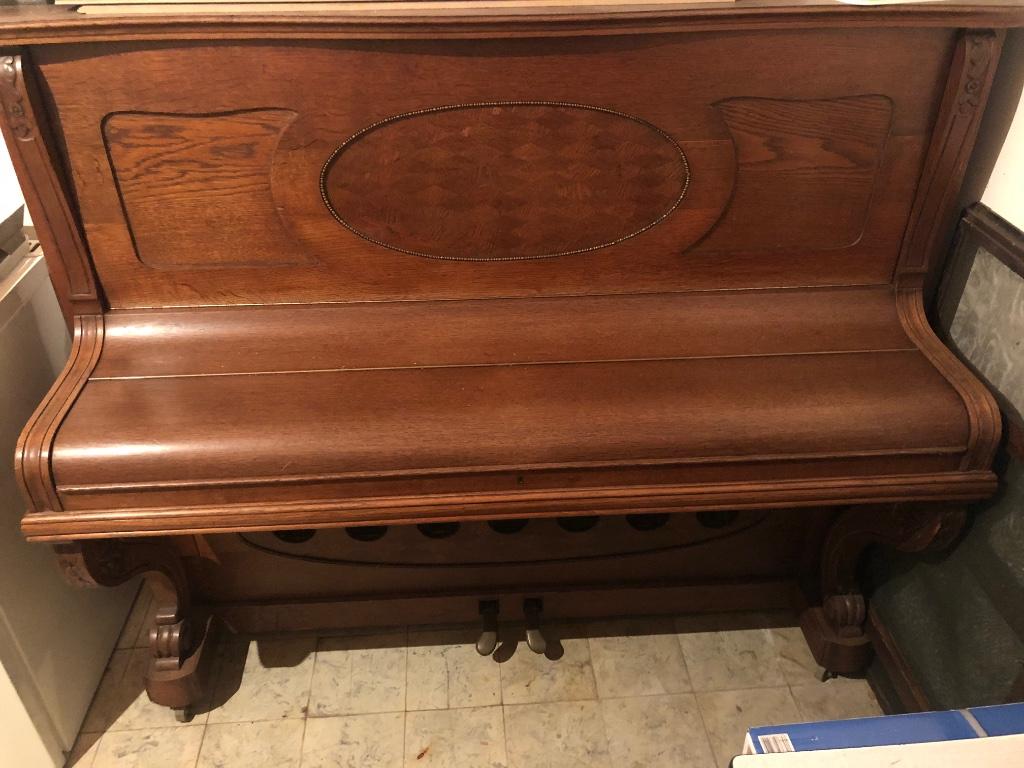 Oude omgebouwde piano, Enlèvement
