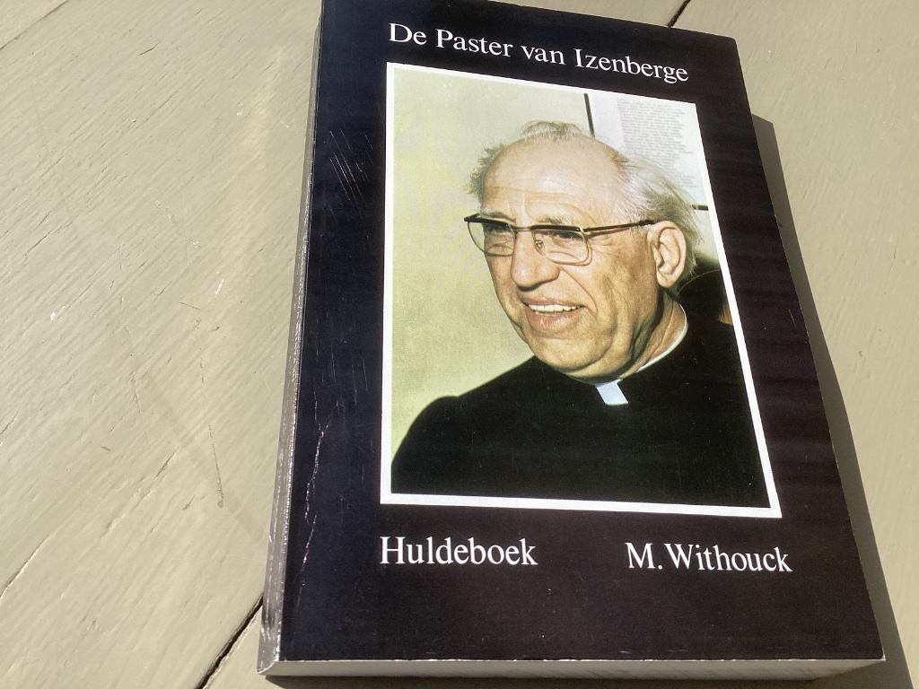 Huldeboek DE PASTER van IZENBERGE, Ophalen of Verzenden, Religie