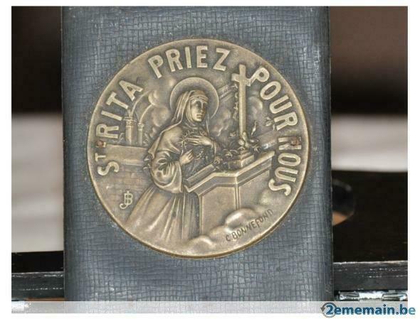 médaille bronze sainte rita sur support skai noir, Collections, Enlèvement ou Envoi, Utilisé