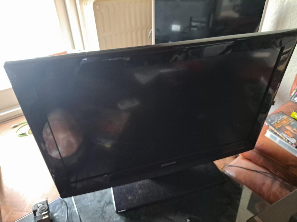 Samsung 82 pouces avec télècommande universelle 25 euros., Enlèvement, Comme neuf, Samsung