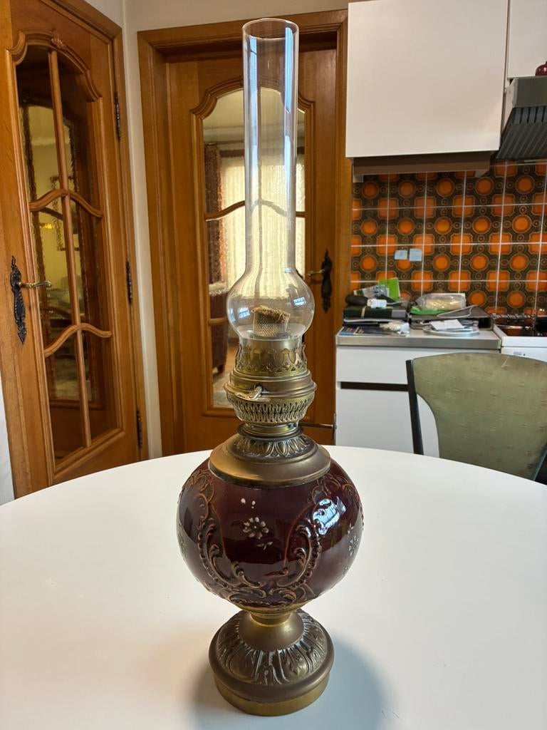 Petroleum lamp in koper en porselein, Antiek en Kunst, Antiek | Verlichting, Ophalen