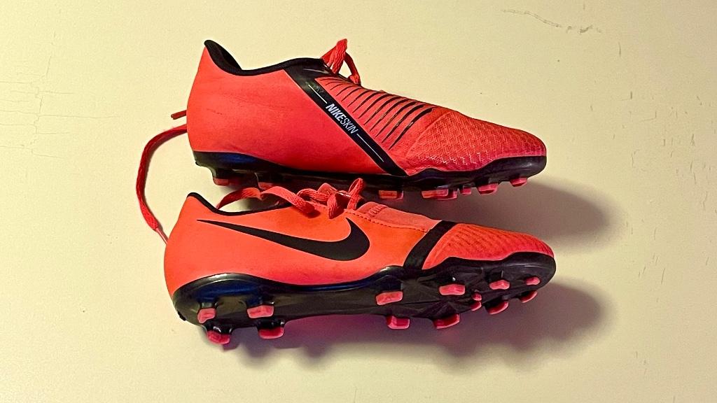 Chaussures foot T 36,5 - Nike Foot/rugby État neuf, Sports & Fitness, Football, Neuf, Chaussures, Taille S, Envoi