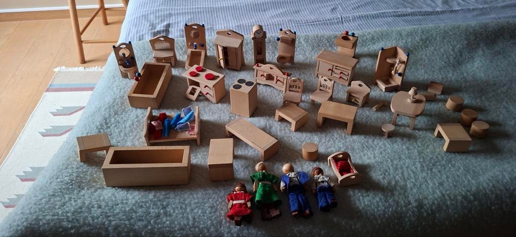 Houten  poppen slaapkamer en keukenset met 4 houten poppetje, Ophalen, Zo goed als nieuw, Meubelstuk of Keukentje