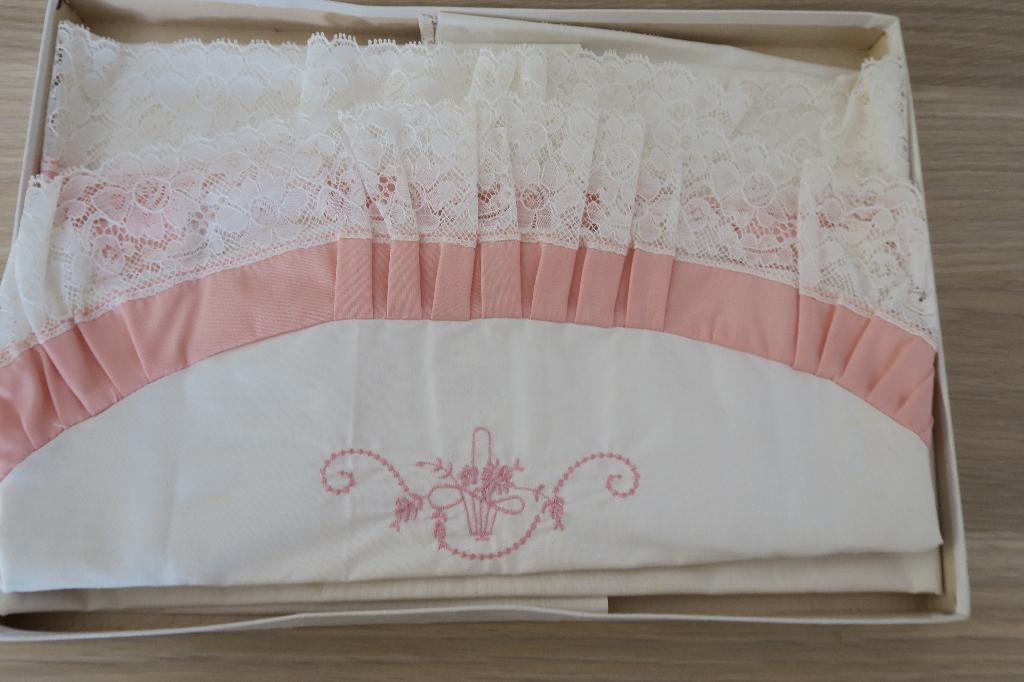 Vintage lakensetje wieg - wit/roze, Ophalen of Verzenden, Nieuw, Wieg