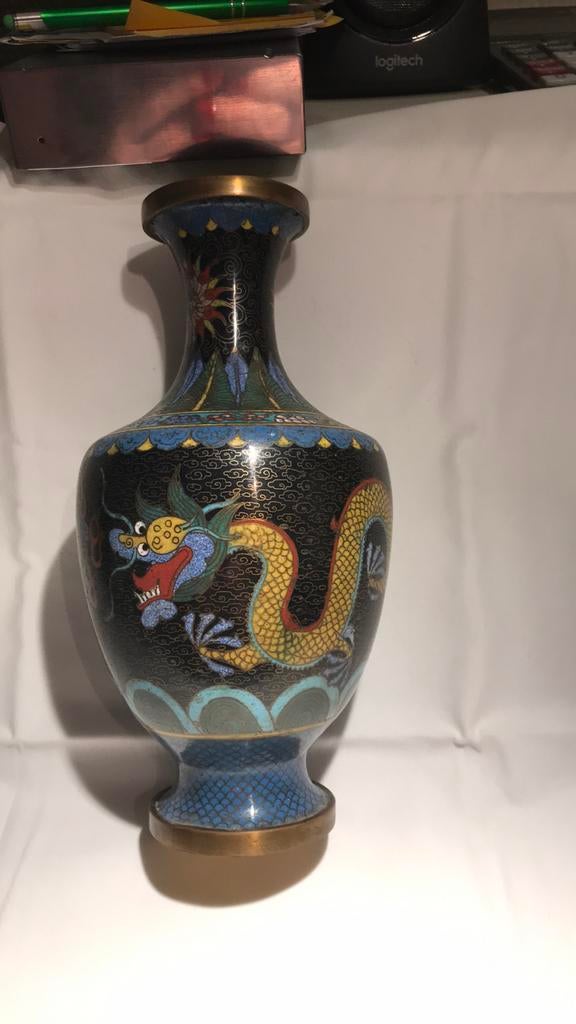 Vaas met restauratie uit de 19e of 20e eeuw Cloisonne.