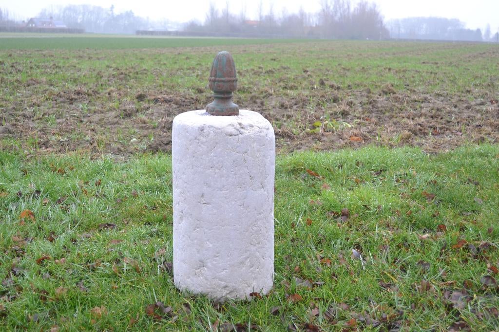 antieke hardstenen paal met gietijzeren denappel, Enlèvement