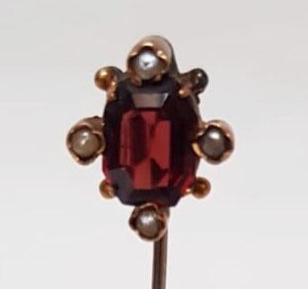 Pince à cravate en or 18 carats, grenat, perles., Enlèvement ou Envoi, Or, Autres types, Avec pierre précieuse