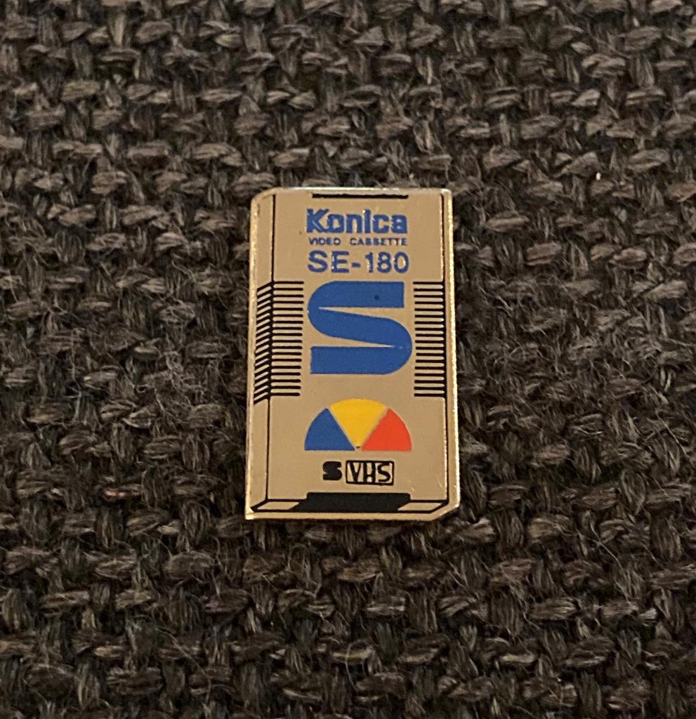 PIN - KONICA - VHS - VIDEO CASSETTE, Collections, Envoi, Utilisé, Marque, Insigne ou Pin's