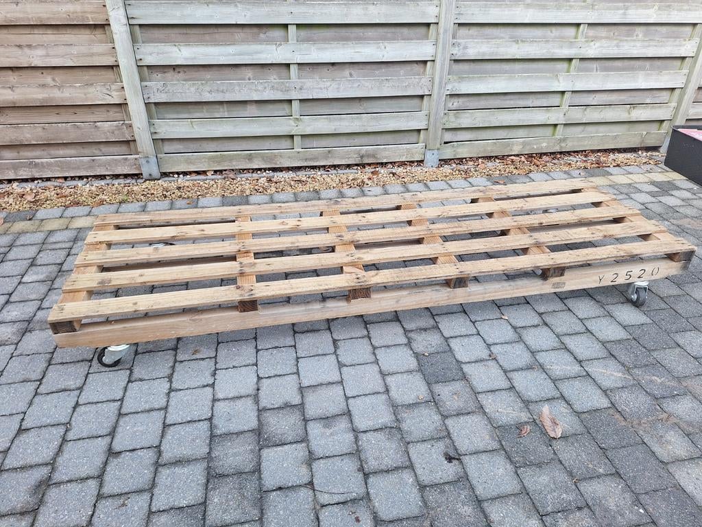 Pallet met zwenkwielen, Ophalen, Pallet