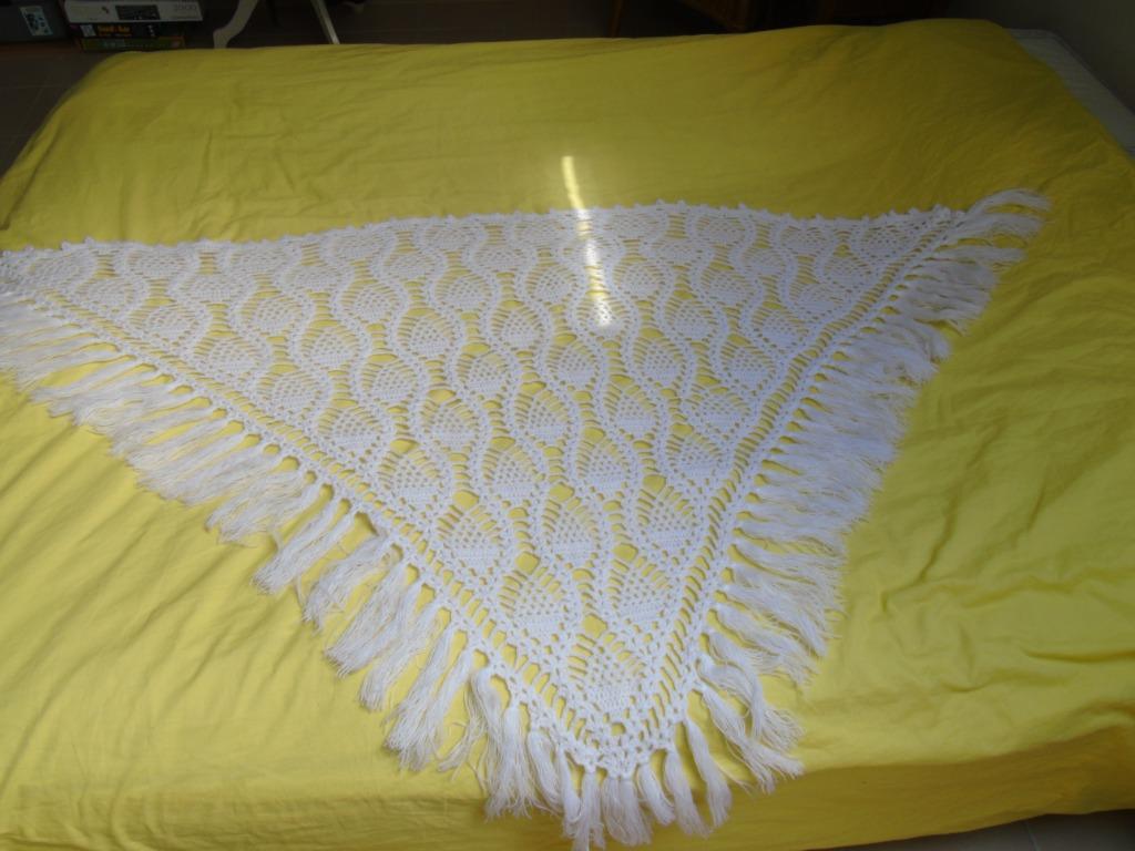 Witte driehoekssjaal 1,71 m x 1,07 + franjes 14 cm, Zelfgemaakt, Ophalen, Zo goed als nieuw, Sjaal
