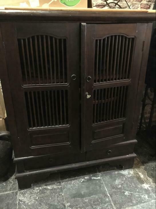 Meuble en bois exotique foncé avec doubles portes à barreaux, Utilisé, 50 à 100 cm, 100 à 150 cm, Autres essences de bois