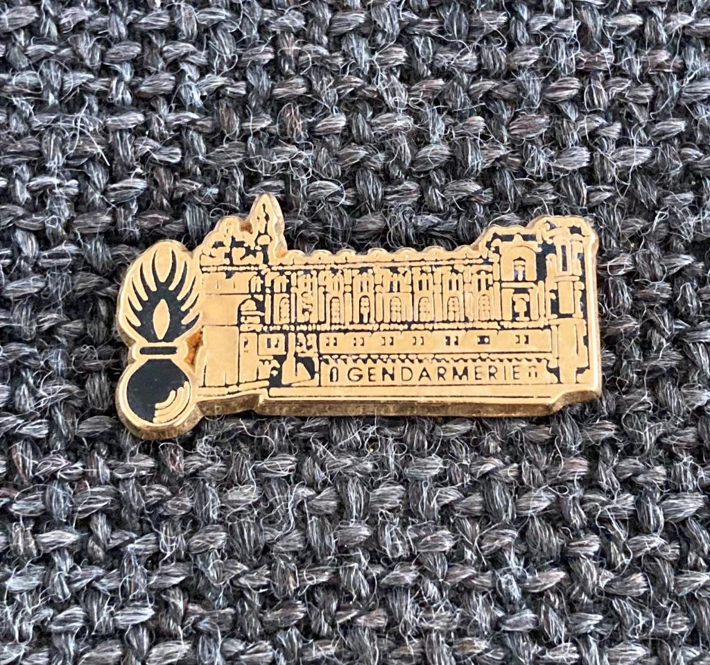 PIN - GENDARMERIE - POLICE - POLITIE, Collections, Broches, Pins & Badges, Envoi, Utilisé, Autres sujets/thèmes, Insigne ou Pin's