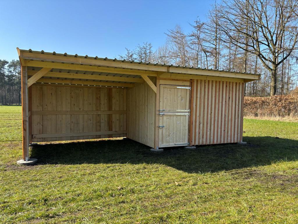 Box met Schuilstal van 3x8, Weidegang, 2 of 3 paarden of pony's