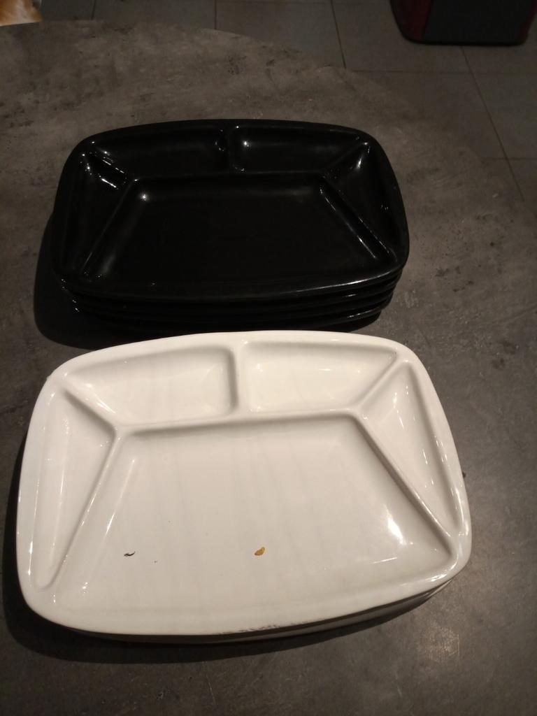5 assiettes a fondue rectangulaire, Enlèvement ou Envoi