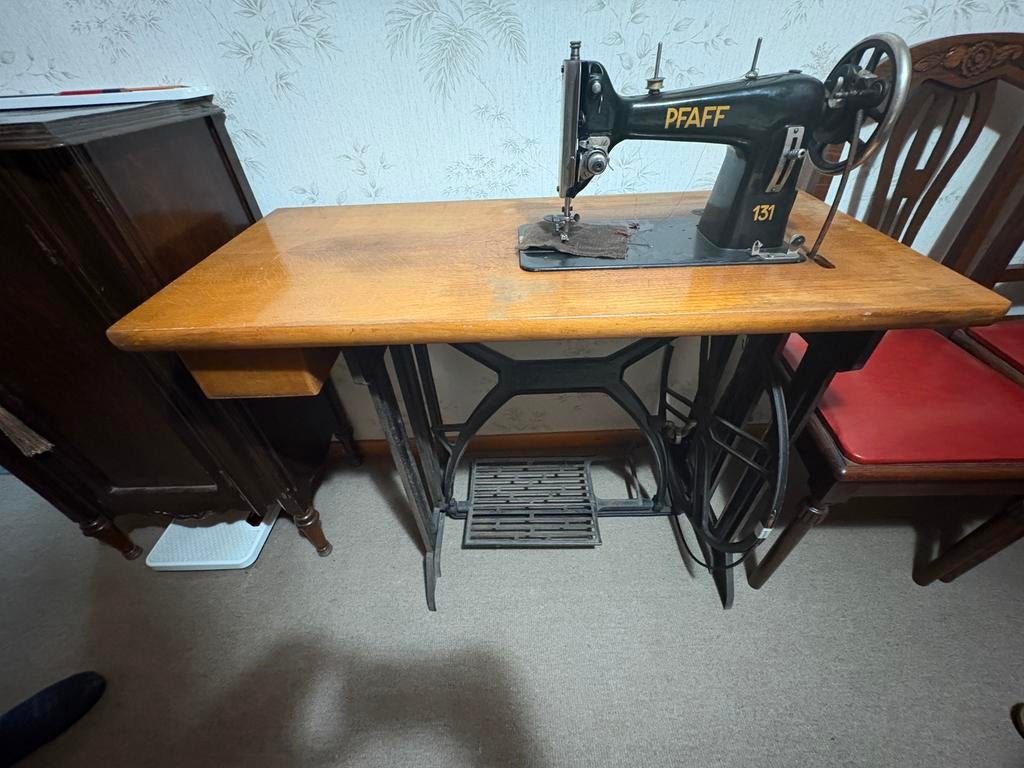 Oude naaimachine Pfaff 131 met pedaal, Antiek en Kunst, Ophalen
