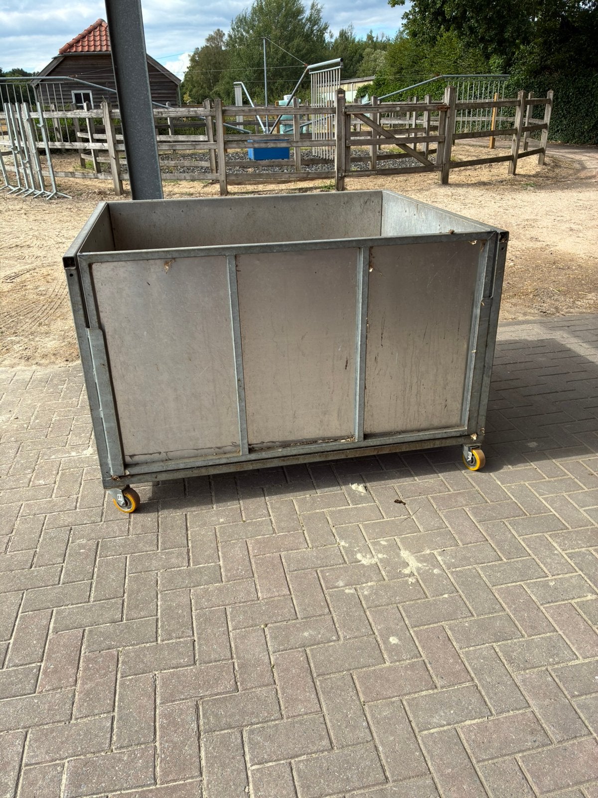 Mestcontainer mestbak op wielen