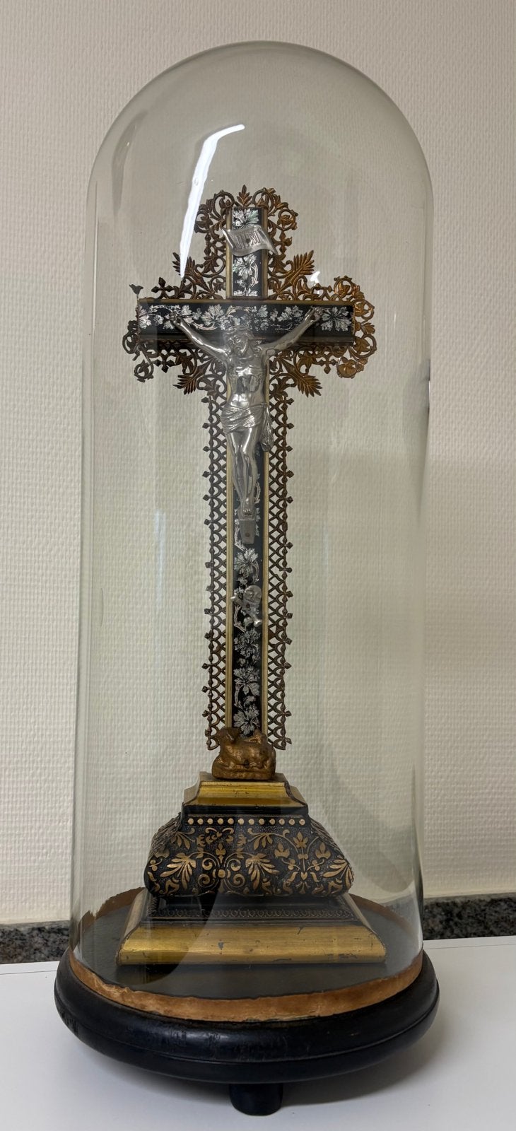 Jezus aan het kruis met stolp van 1965, Antiek en Kunst, Antiek | Religieuze voorwerpen, Ophalen