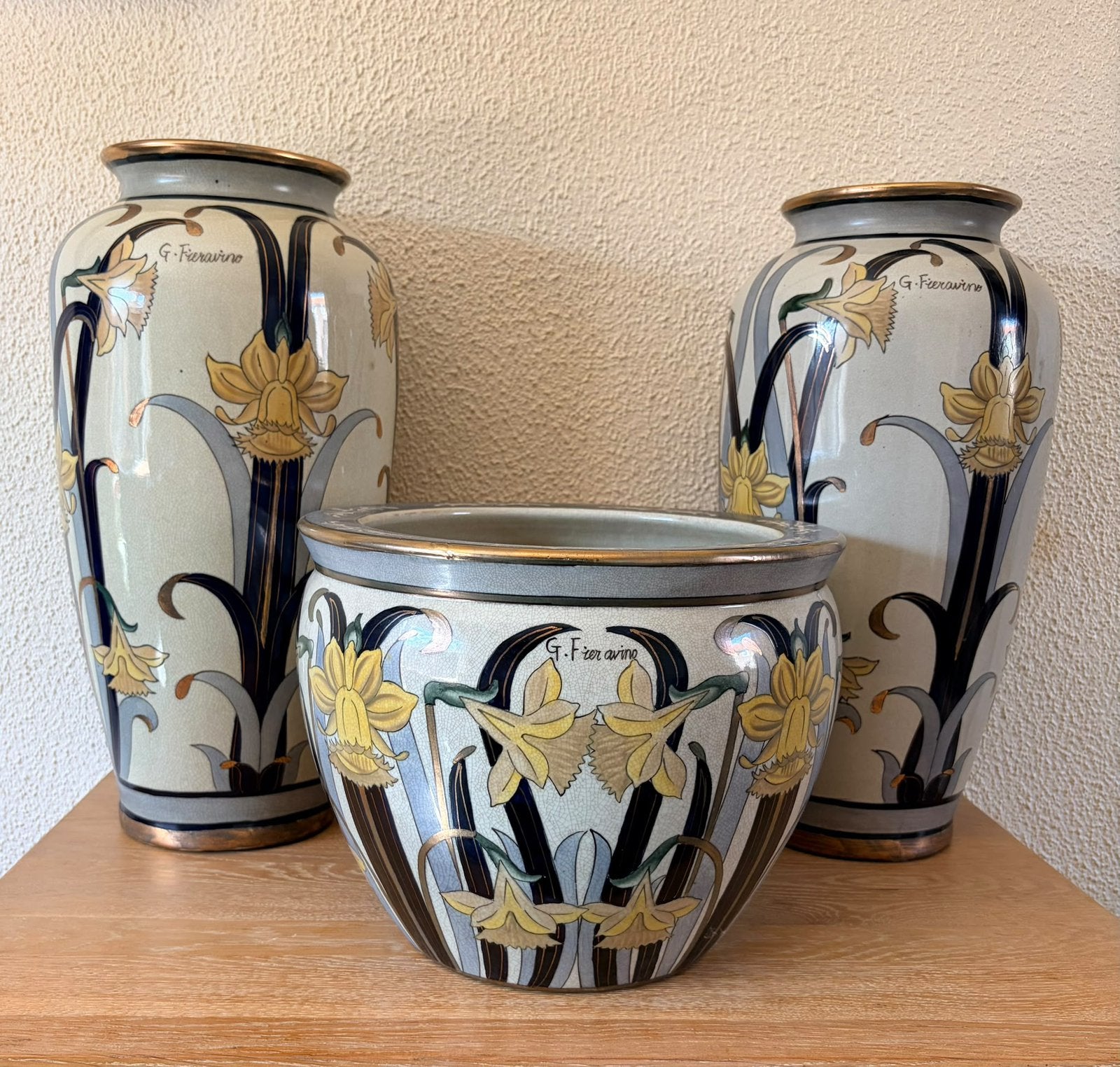 UNE PAIRE DE VASES EN FAÏENCE ITALIENNE DE G. FIERAVINO,, Antiquités & Art, Enlèvement