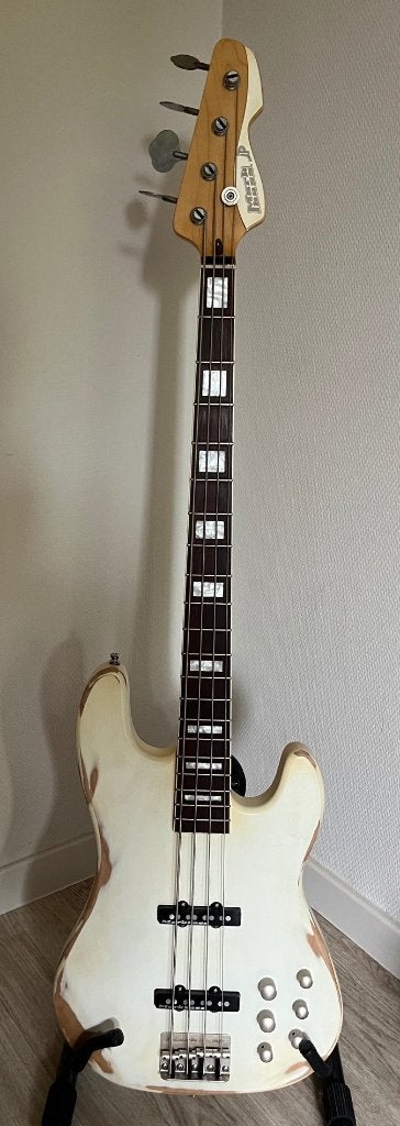 Markbass JP White Battered 4 VG RW, Musique & Instruments, Instruments à corde | Guitares | Basses, Enlèvement, Neuf, Électrique