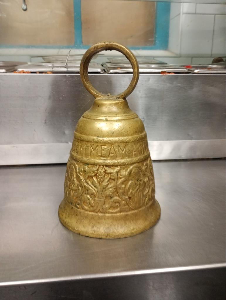 Gouden koe bel, Ophalen