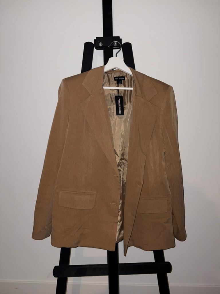 PrettyLittleThing beige blazer, Kleding | Dames, Jasjes, Kostuums en Pakken, Ophalen of Verzenden, Zo goed als nieuw, Beige