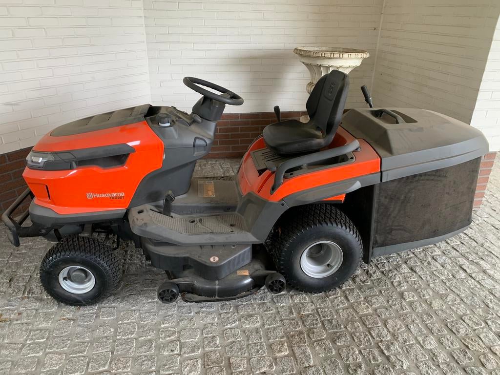 Husqvarna  TC220T zitmaaier, Tuin en Terras, Ophalen, Zo goed als nieuw
