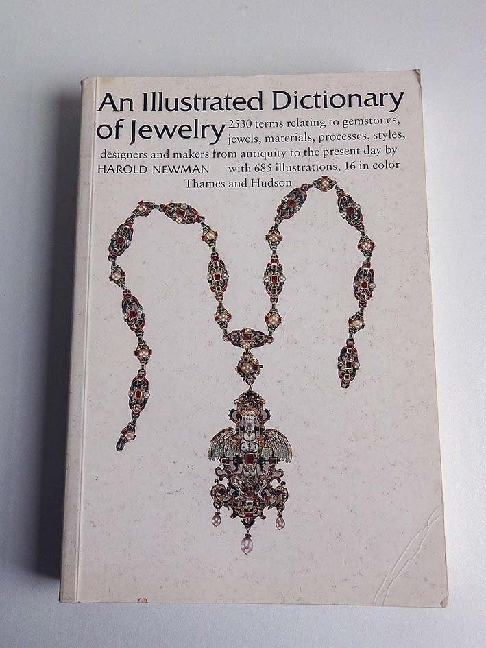 An Illustrated Dictionary of Jewelry, Ophalen, Zo goed als nieuw