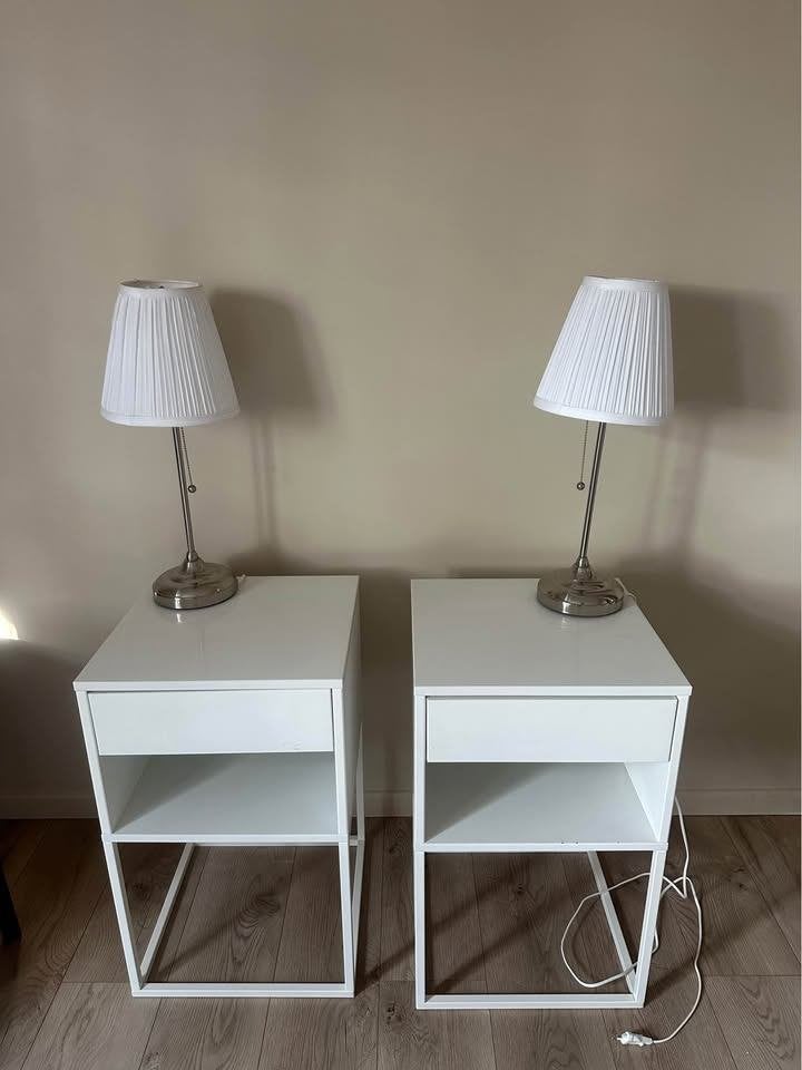 2 tables de nuit et 2 lampes de chevet, Enlèvement, Utilisé