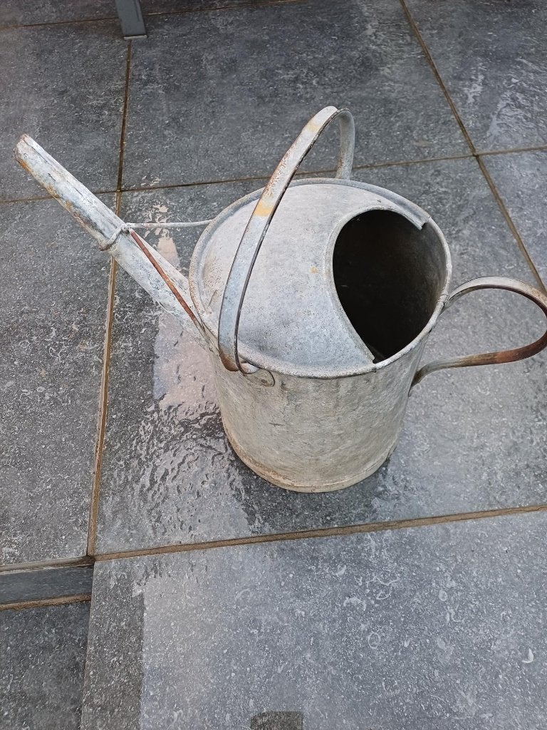 Oude zinken gieter.Landelijke uitstraling, Ophalen