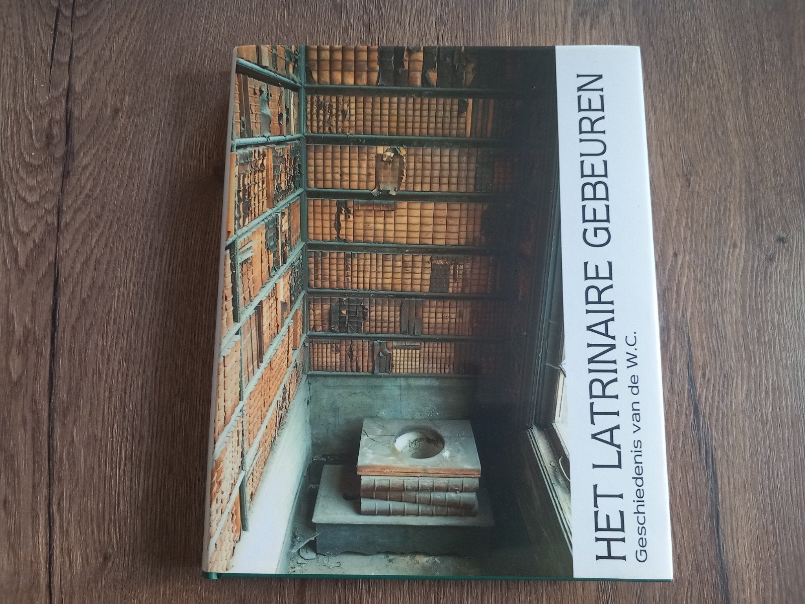Boek Het latrinaire gebeuren geschiedenis van de wc toilet, Ophalen of Verzenden, Zo goed als nieuw
