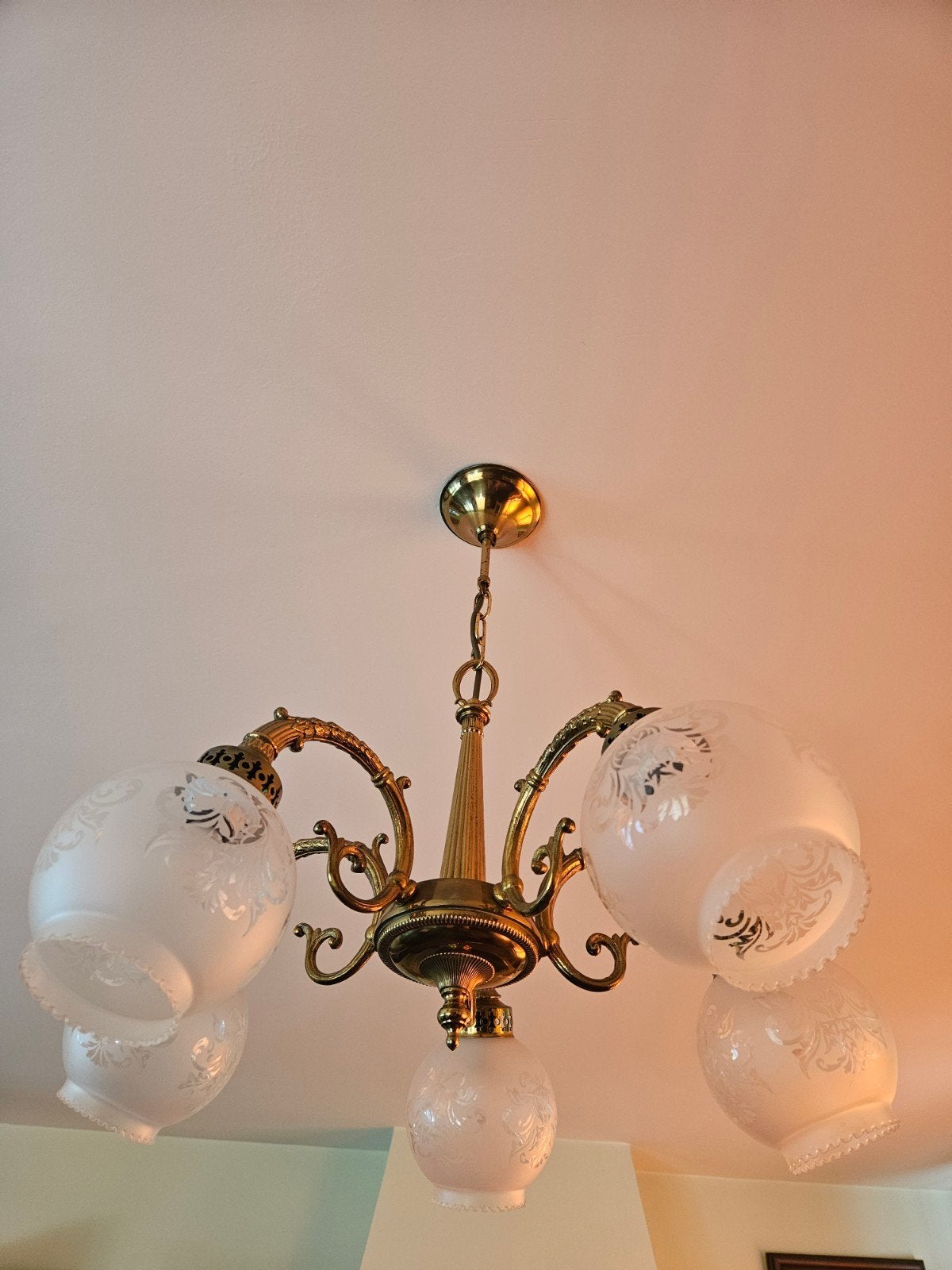 Klassieke 5-lichts messing hanglamp met gedecoreerde glazen, Ophalen