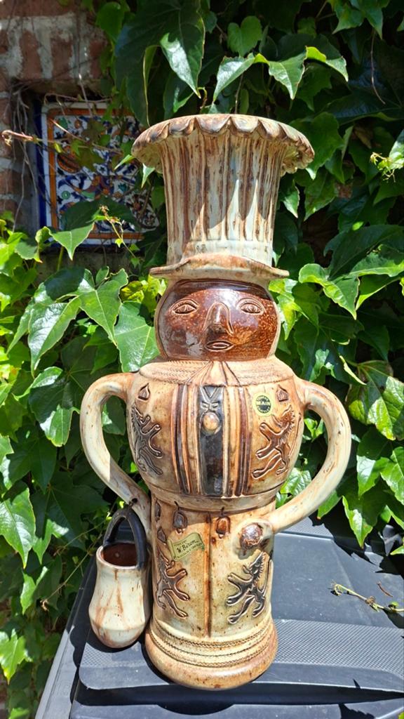 Vase « Gille de Binche » en grès (grès) atelier W.Biron, Enlèvement
