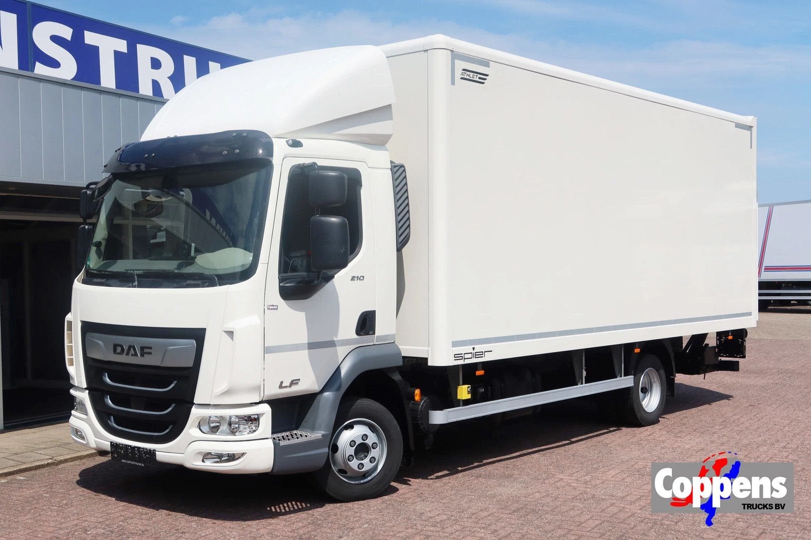 DAF LF 210 FA Bakwagen + klep 1000 kg + Ringfeder!!, Autos, Camionnettes & Utilitaires, Achat, Entreprise, Automatique, Blanc