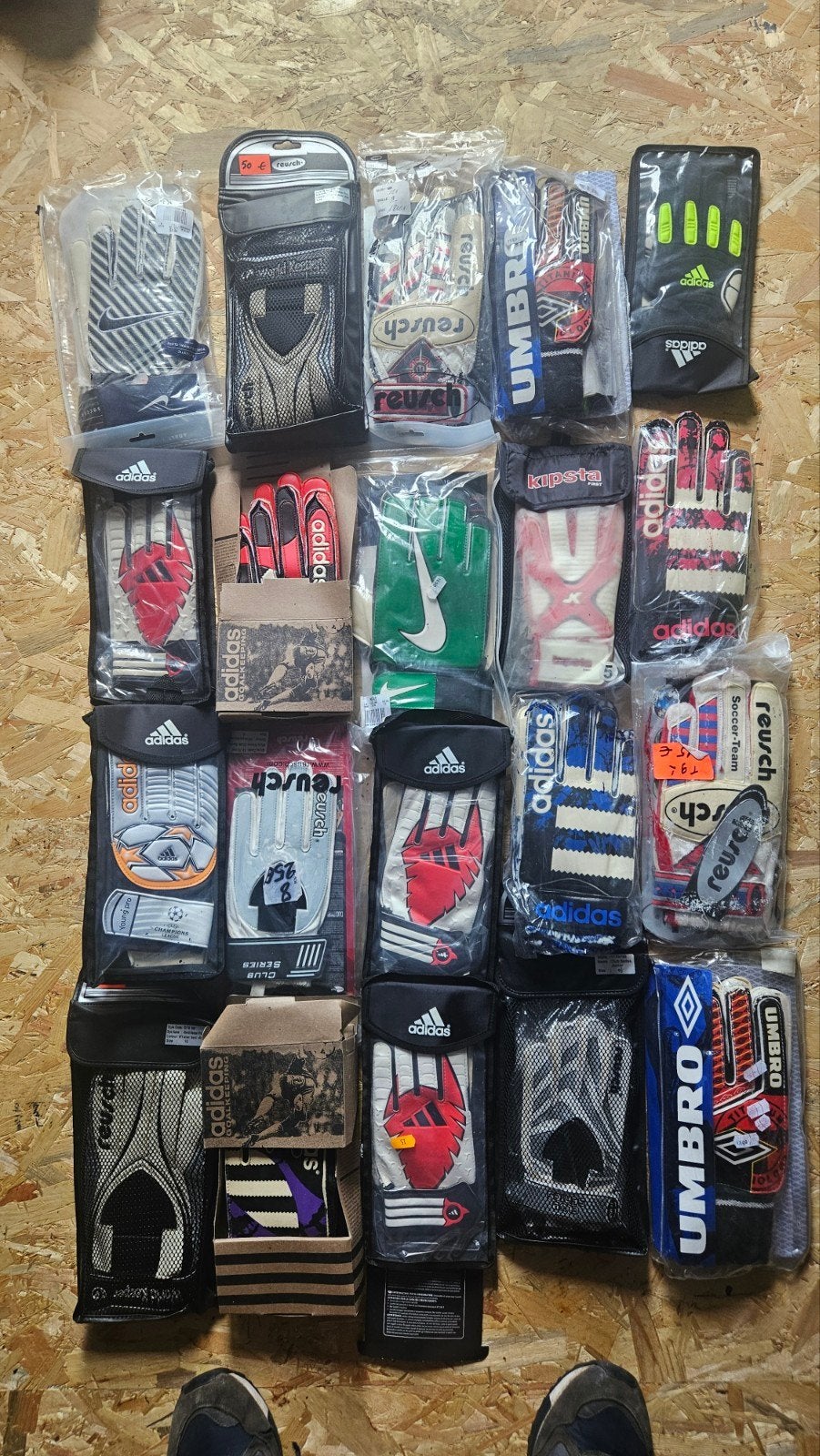 lot de 293 paires de gants football, Enlèvement ou Envoi, Gants