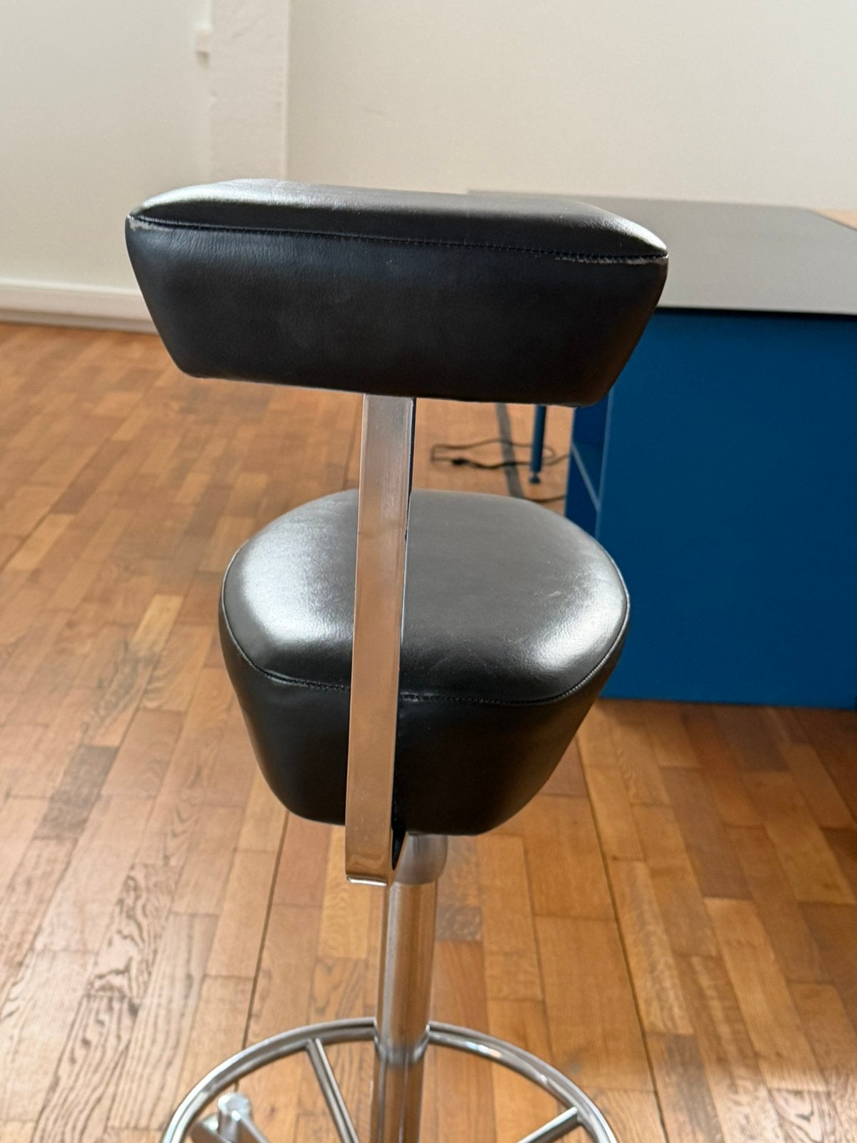 Chaise en cuir avec accoudoir, 1 tabouret, Enlèvement, Cuir, 60 à 90 cm