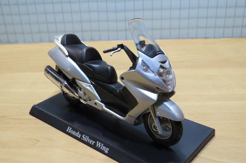Honda Silverwing FJS motor scooter 1:18 blister, Ophalen of Verzenden, Nieuw, Motor, Maisto