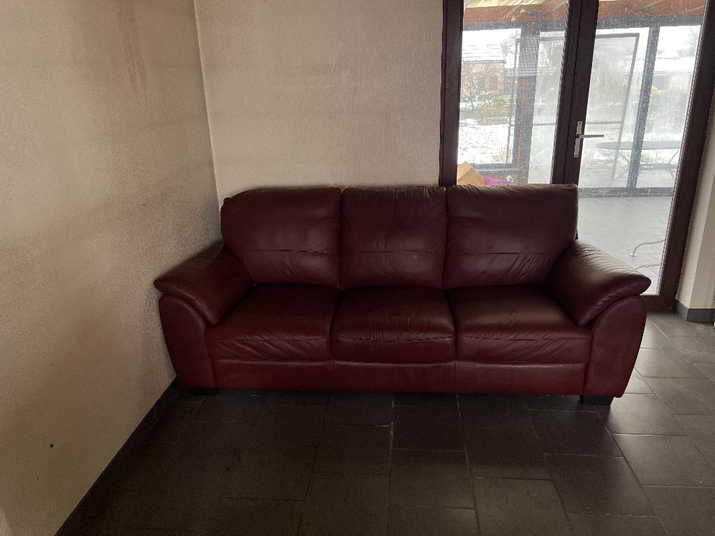 Canapé 3 places en cuir rouge (Château Prayon), Maison & Meubles, Canapés | Salons, Utilisé, Banc droit, Trois personnes, 200 à 250 cm
