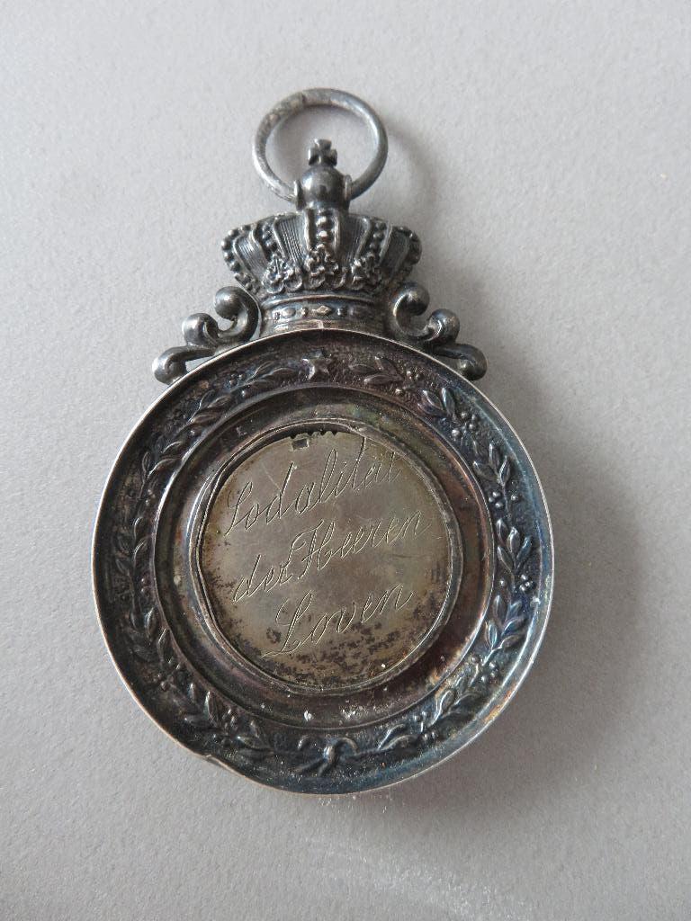medaille geestelijke genootschap Leuven Adams 1885-1910, Postzegels en Munten, Penningen en Medailles, Ophalen of Verzenden, Zilver