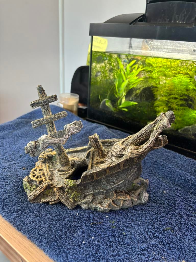 Gedetailleerd Scheepswrak Decoratie Met Schuilplaats, Dieren en Toebehoren, Ophalen of Verzenden, Zo goed als nieuw, Decoratie