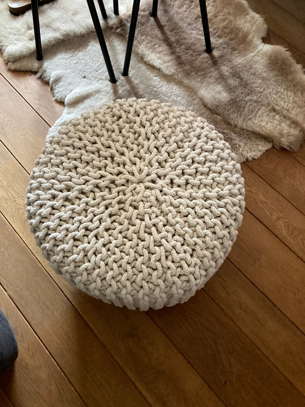 Poef beige met houten pootjes en breiwerk, Ophalen, Minder dan 50 cm, Rond, Minder dan 50 cm