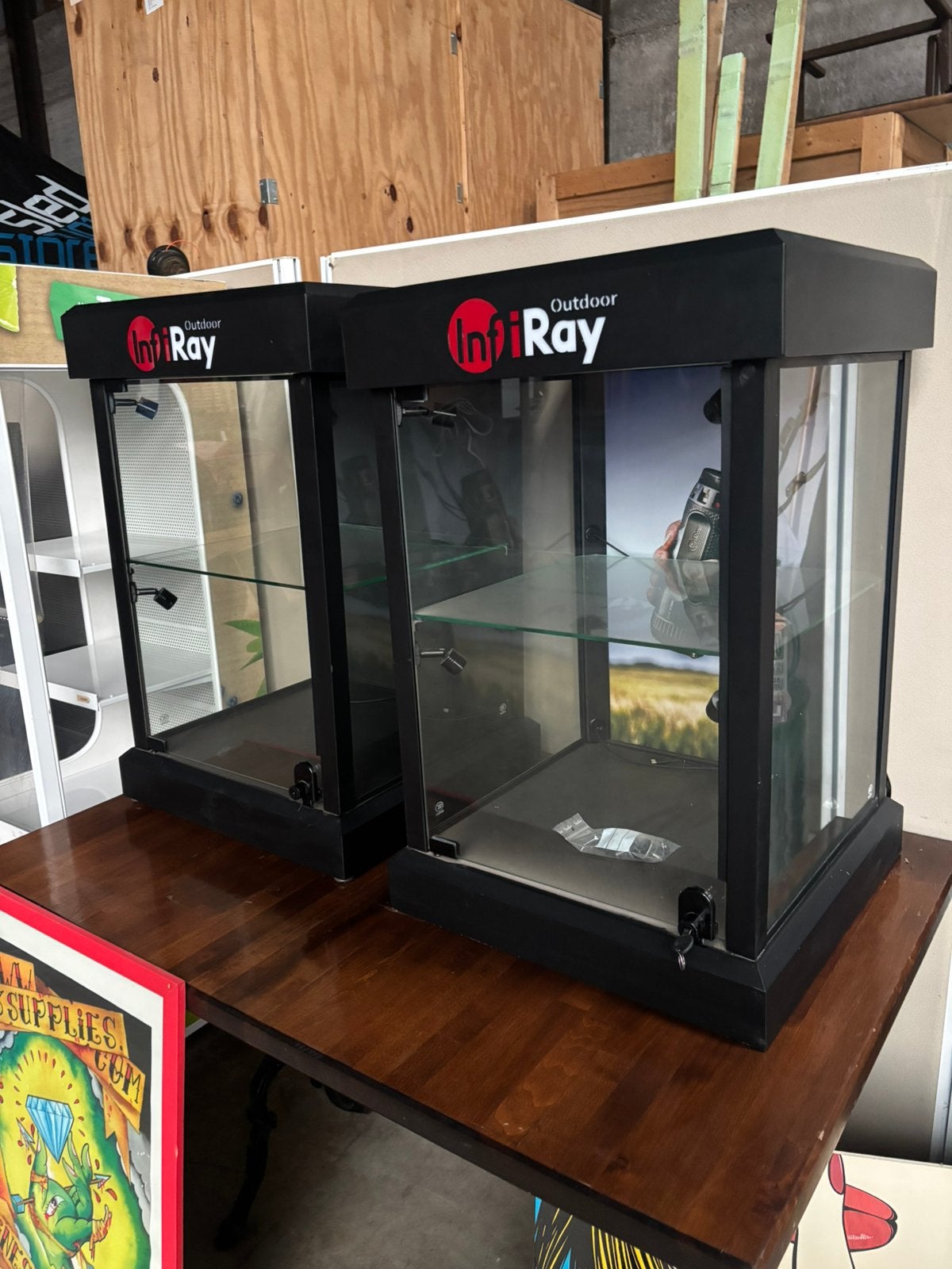 Vitrine kasten met licht binnen 2 Stuks zeer mooi !, Ophalen