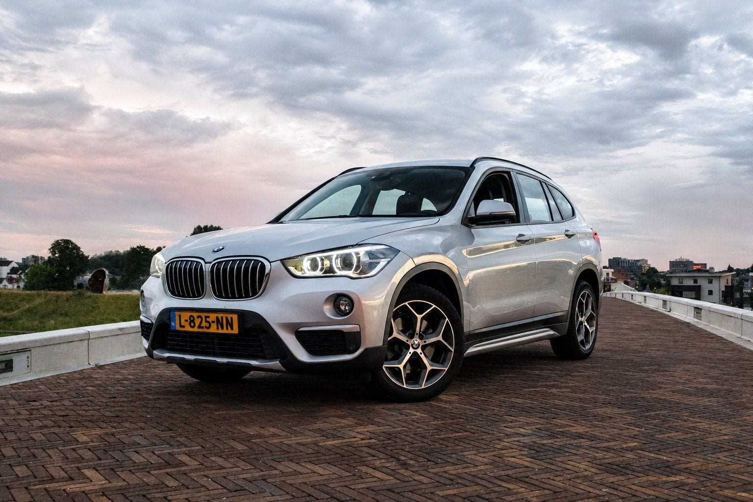 BMW X1 xDrive20i X-Line | Argent glacier | Automatique, Autos, X1, Argent ou Gris, Achat, 5 portes