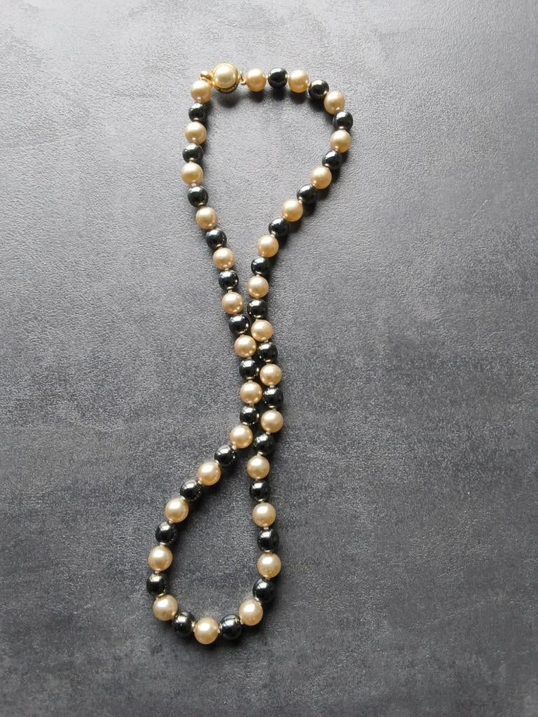 1 collier ancien en perles, Enlèvement