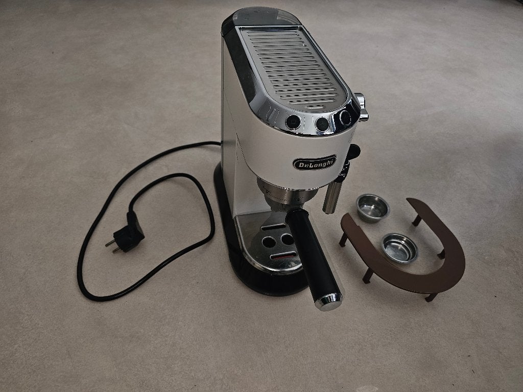 Delonghi dedica ec365w (VASTE PRIJS 50€), Ophalen, Espresso apparaat, Gemalen koffie, Zo goed als nieuw