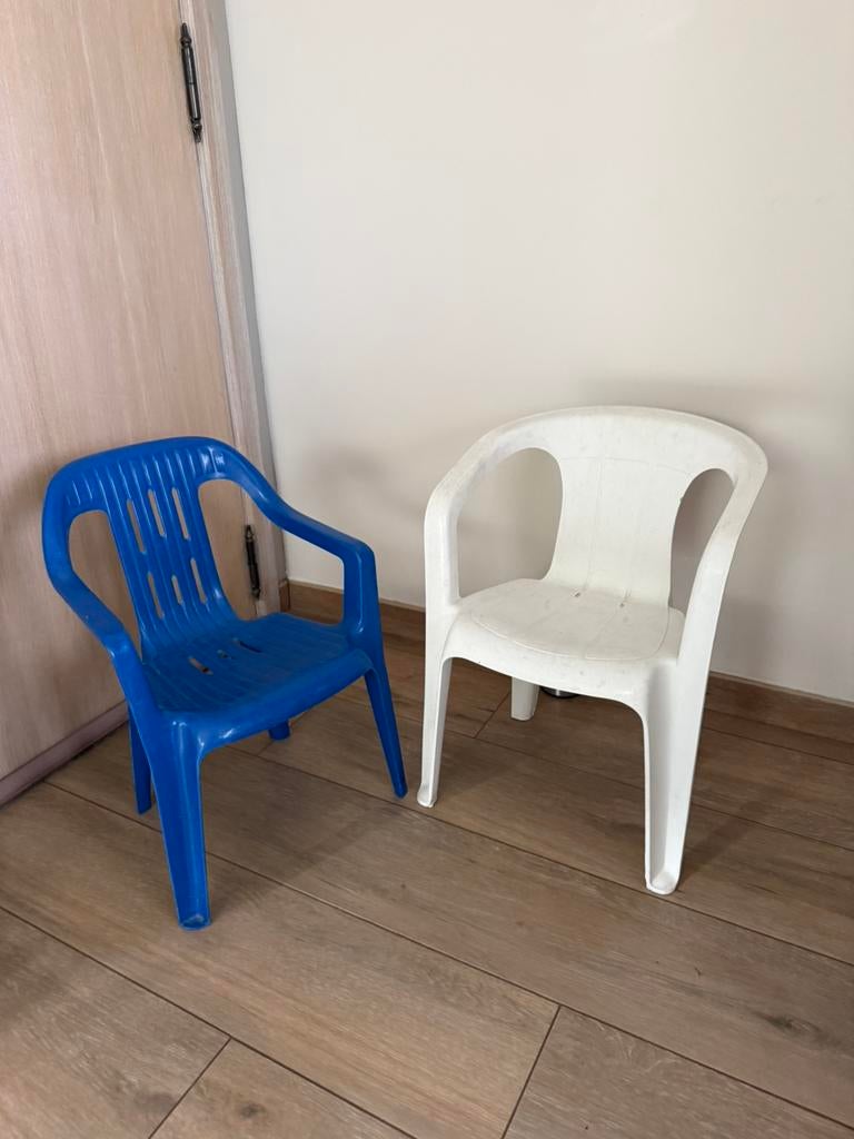 2 plastieken kinderstoeltjes, 1 wit en 1 blauw, Ophalen, Zo goed als nieuw