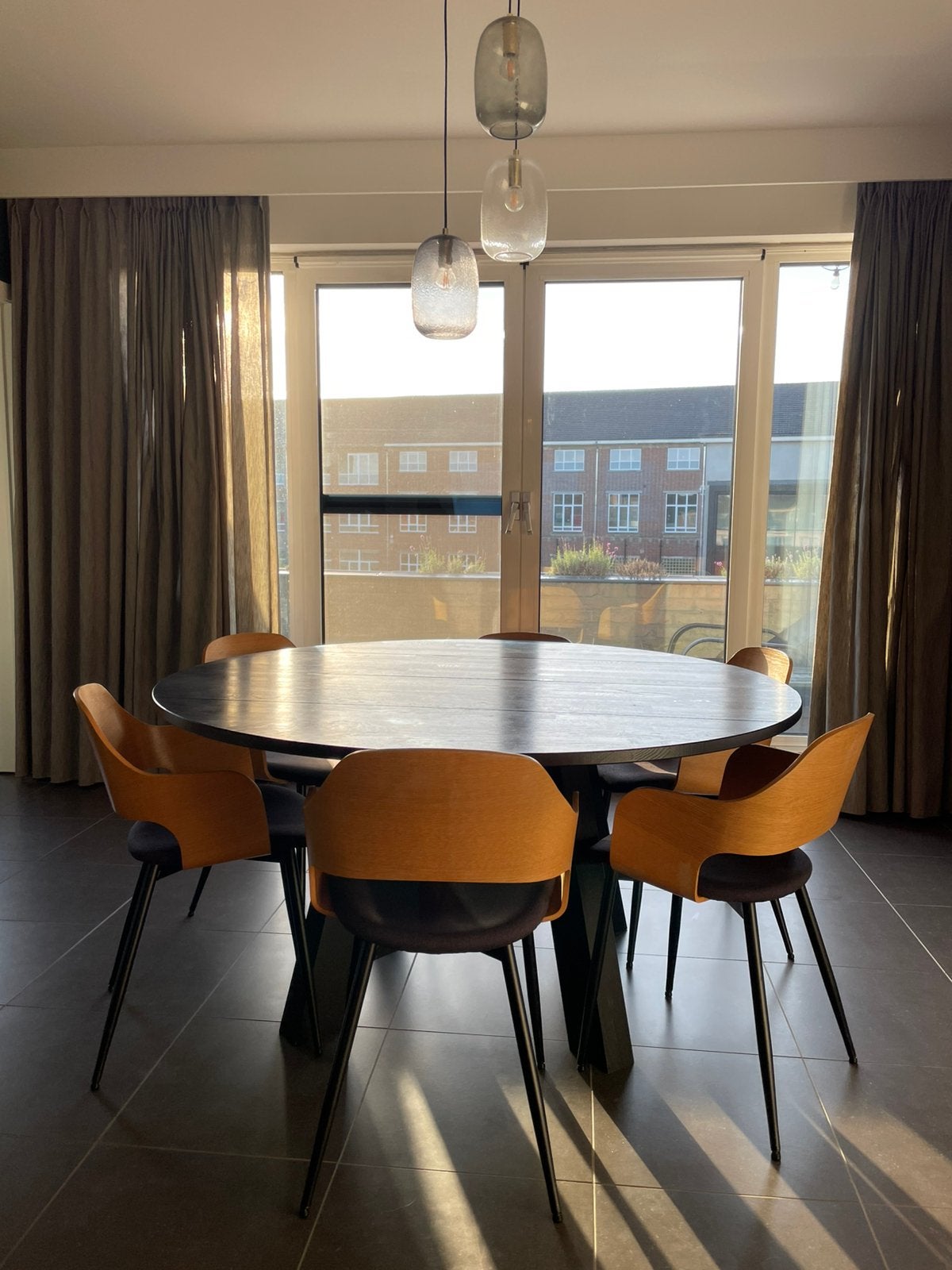 Zwarte, ronde tafel met 6 stoelen, Huis en Inrichting, Ophalen, Zo goed als nieuw, 4 tot 6 stoelen