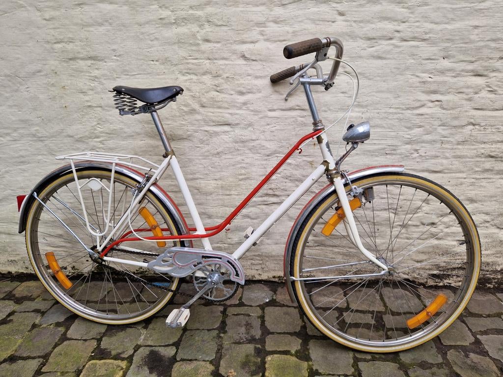 Novy damesfiets rood-wit-goud, Ophalen